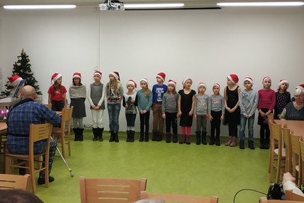 Zpěváček zpívá seniorům IMG_20181212_095543.jpg
